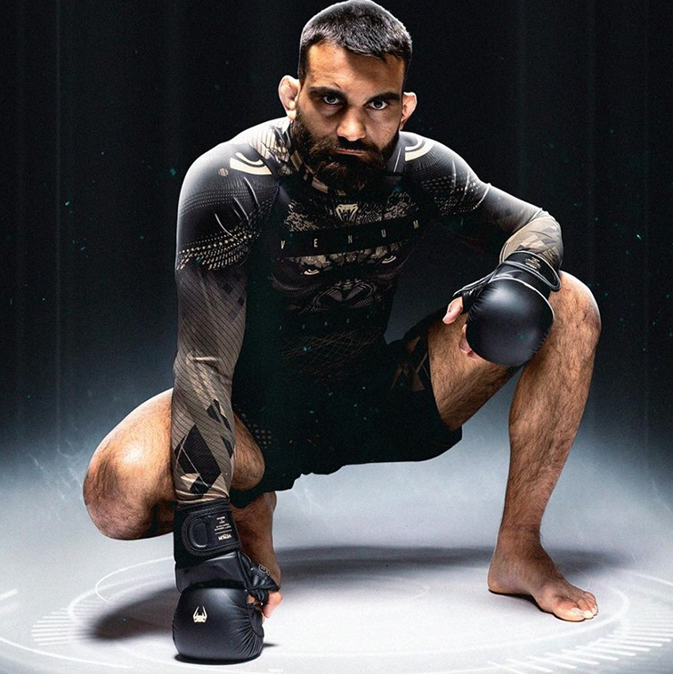 베넘 임팩트 에보 스파링 MMA 글러브 양손착용